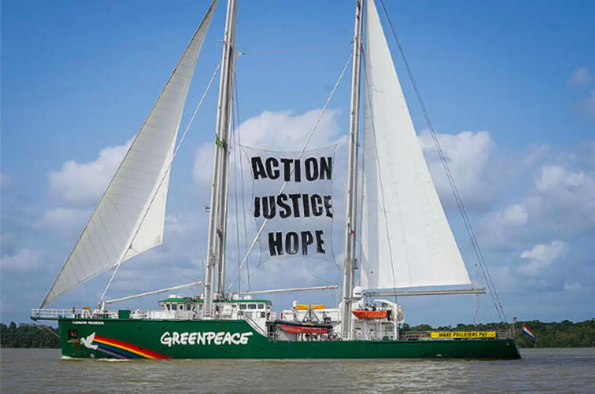 Rainbow Warrior o icónico barco das causas do Greenpeace à chegada a Belém do Pará no último sábado