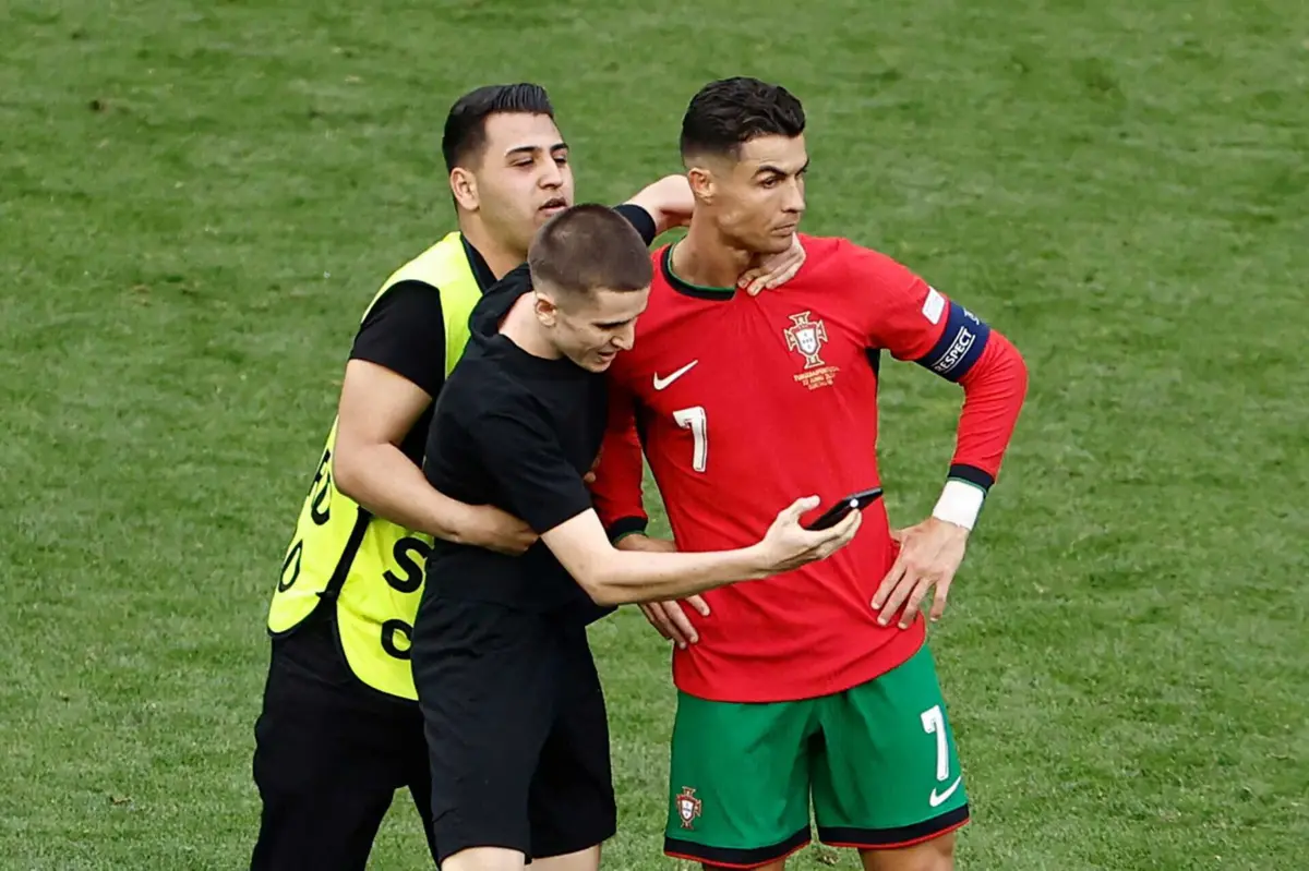 Pelo menos seis adeptos entraram em campo para tentar tirar selfies com Cristiano Ronaldo no sábado