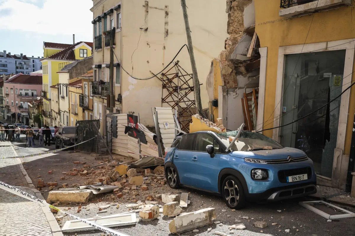 Imagem de contexto do artigo Proteção Civil diz que edifícios vizinhos de fachada que ruiu em Lisboa "não têm estabilidade estrutural"