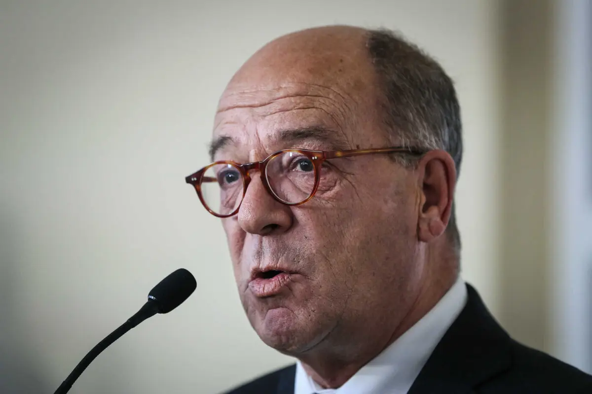 Imagem de contexto do artigo Carlos Carreiras afasta Pinto Luz do caso das máscaras: "Único responsável sou eu"