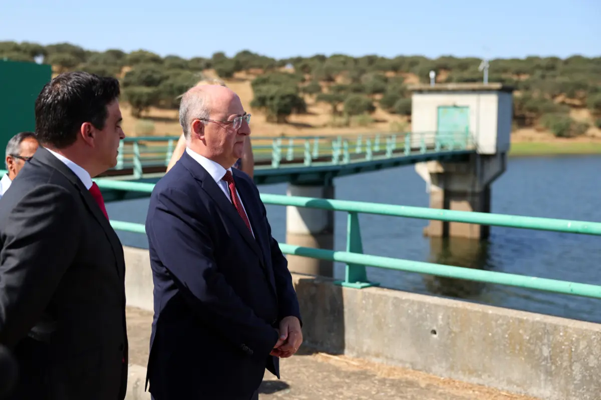 O Ministro da Agricultura na cerimónia de assinatura do contrato da empreitada de construção da rede de rega do aproveitamento hidroagrícola do Xévora