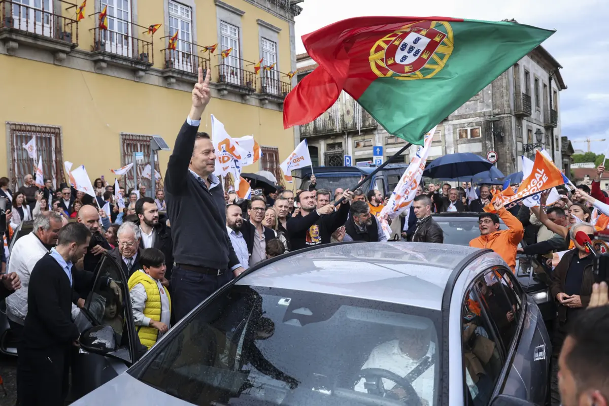 Imagem de contexto do artigo Sondagem diária: AD aumenta distância para PS para mais de oito pontos. Com IL ronda a maioria absoluta