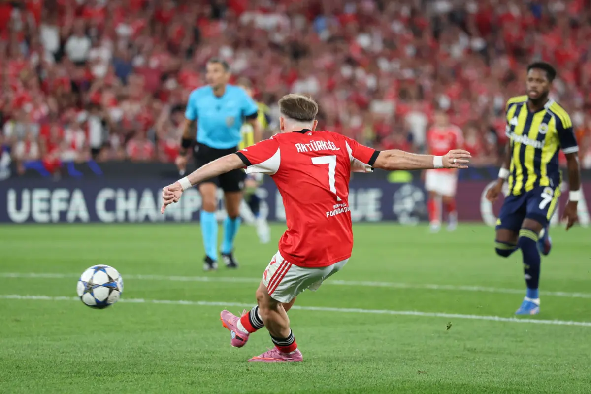 Imagem de contexto do artigo Aktürkoglu não mudou de lado e a águia agradece. Benfica vence Fenerbahçe e avança para a Champions