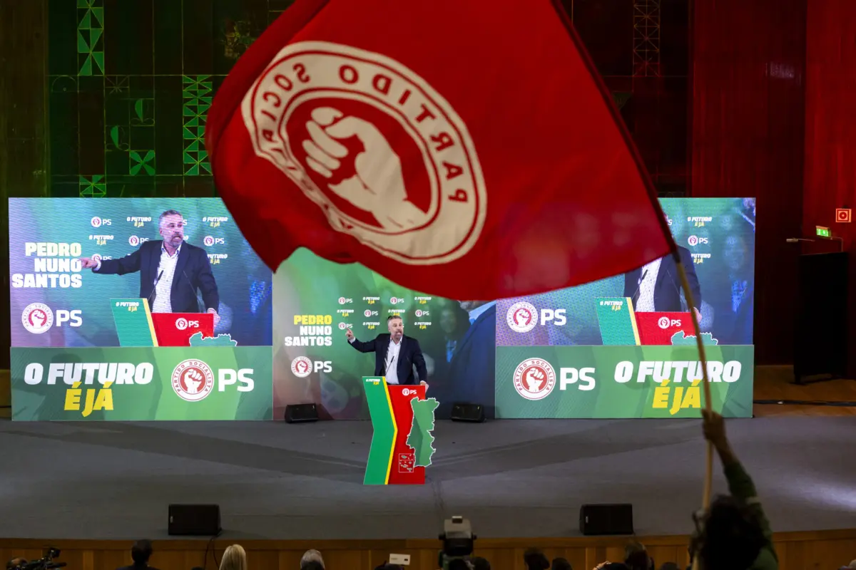 Imagem de contexto do artigo Sondagem diária: PS recupera e ronda AD que desce, Chega empata no sul com os dois maiores. Indecisos em alta