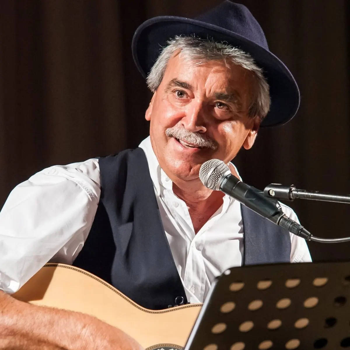 Imagem de contexto do artigo A Playlist de... Afonso Dias: 50 anos das primeiras eleições livres assinalados com escolhas musicais de deputado da Constituinte