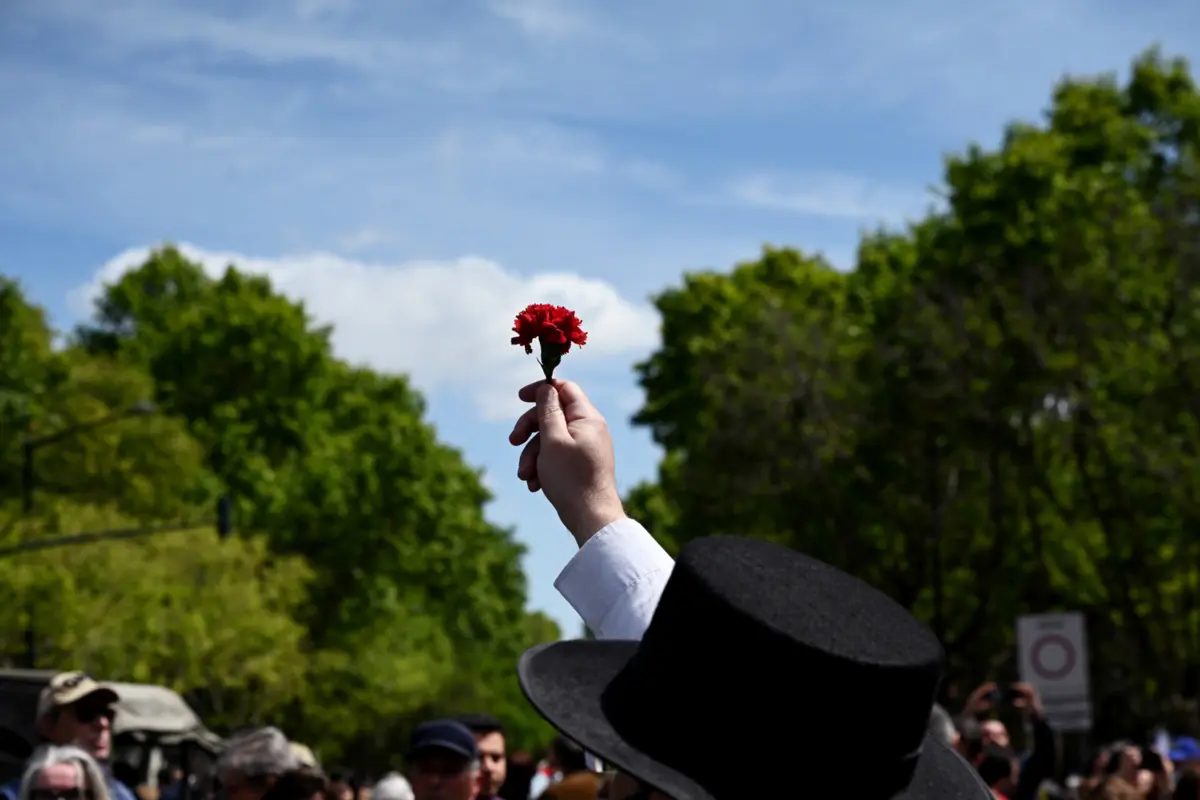 Imagem de contexto do artigo Sondagem: 25 de Abril é o marco mais importante, 25 de Novembro em segundo plano