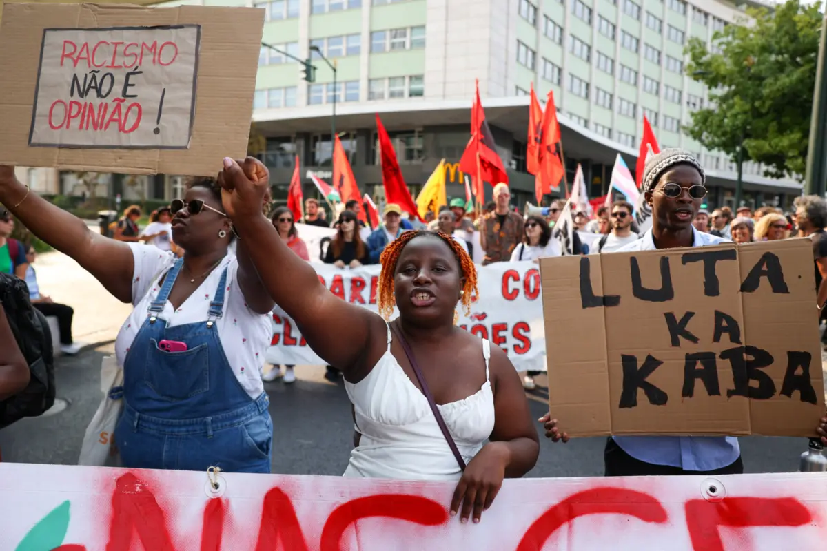 Imagem de contexto do artigo A avenida que celebra Abril encheu-se de bandeiras de várias causas para celebrar Amílcar Cabral