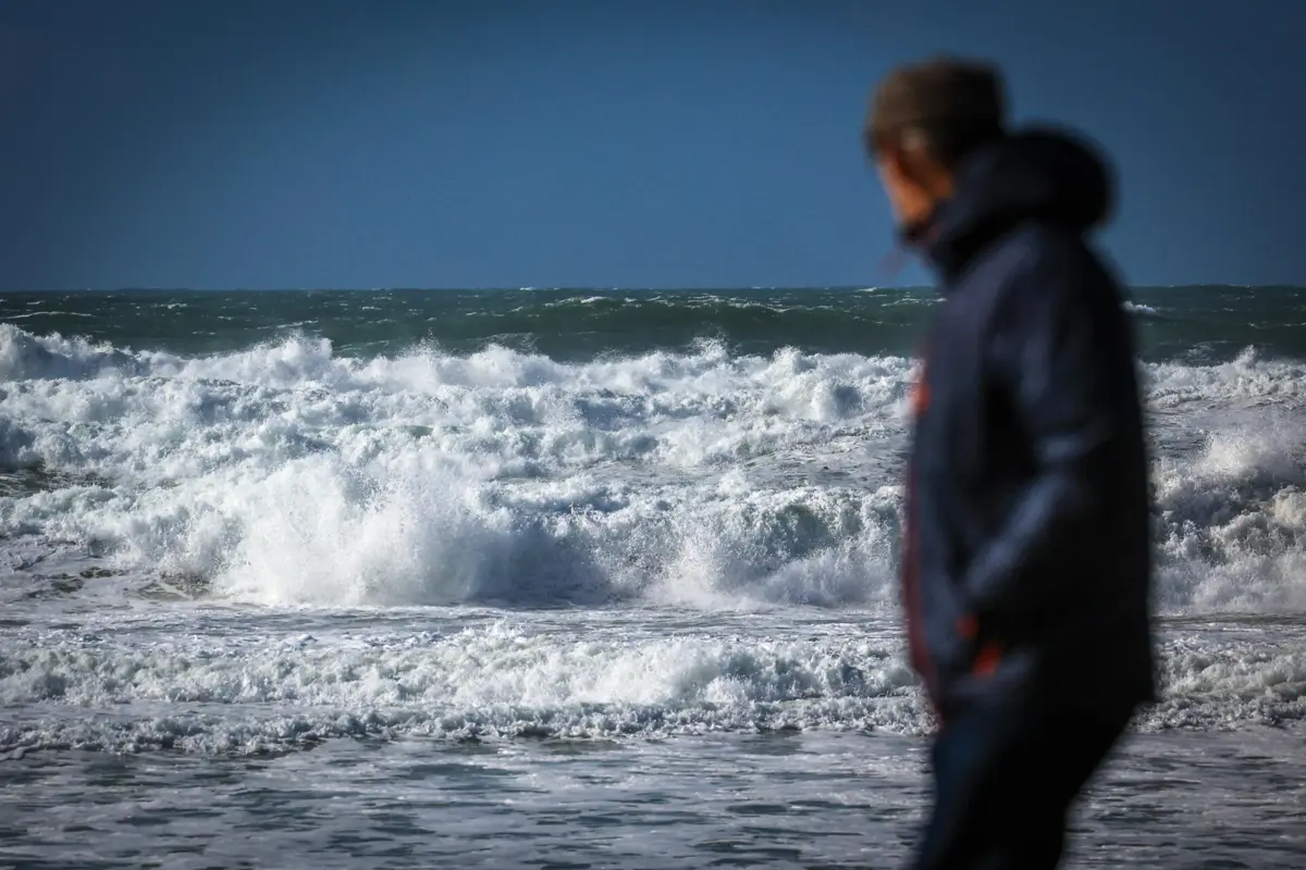 Ondulação na praia da Costa de Caparica, 27 de janeiro de 2026. O Instituto Português do Mar e da Atmosfera (IPMA) agravou entretanto para vermelho os avisos devido à agitação marítima e para laranja devido à queda de neve. Todos os distritos de Portugal continental estão sob aviso amarelo por causa do vento forte com rajadas até 80 quilómetros por hora, sendo até 100 nas terras altas, até às 15h de terça-feira, 27, e entre as 3h e as 9h de quarta-feira, 28. JOSÉ COELHO/LUSA