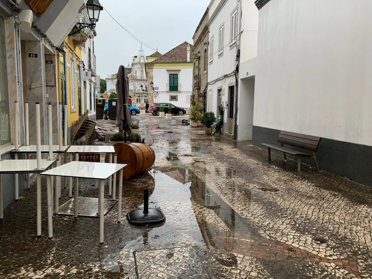 Imagem de contexto do artigo Ruas viram mar em Faro. Lojistas e moradores de balde na mão criticam empresa de saneamento: "Já havia alerta há quatro dias"