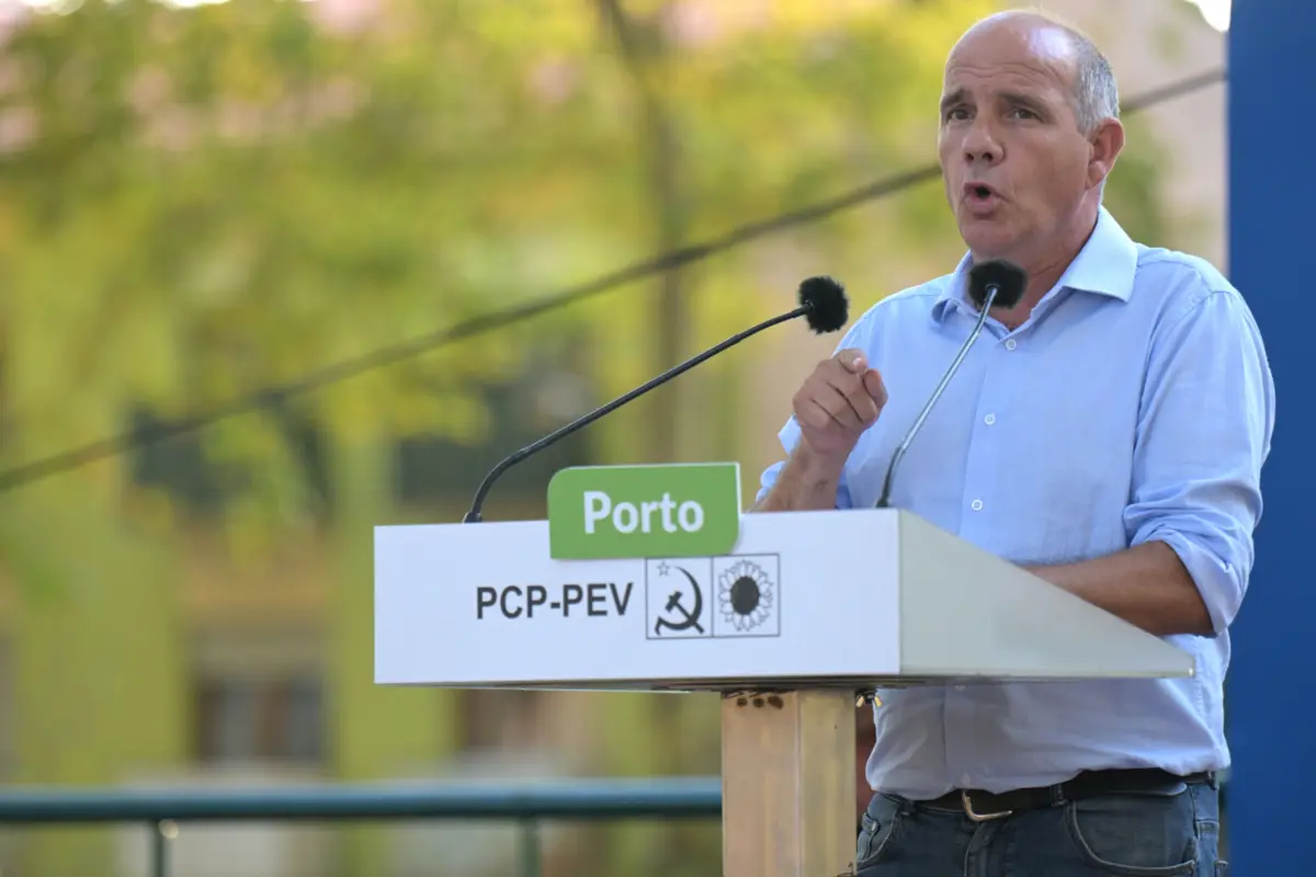 Imagem de contexto do artigo "Cada tiro, cada melro.” PCP acusa Montenegro de viver “viver no mundo onde rendas de 2300 euros são moderadas”