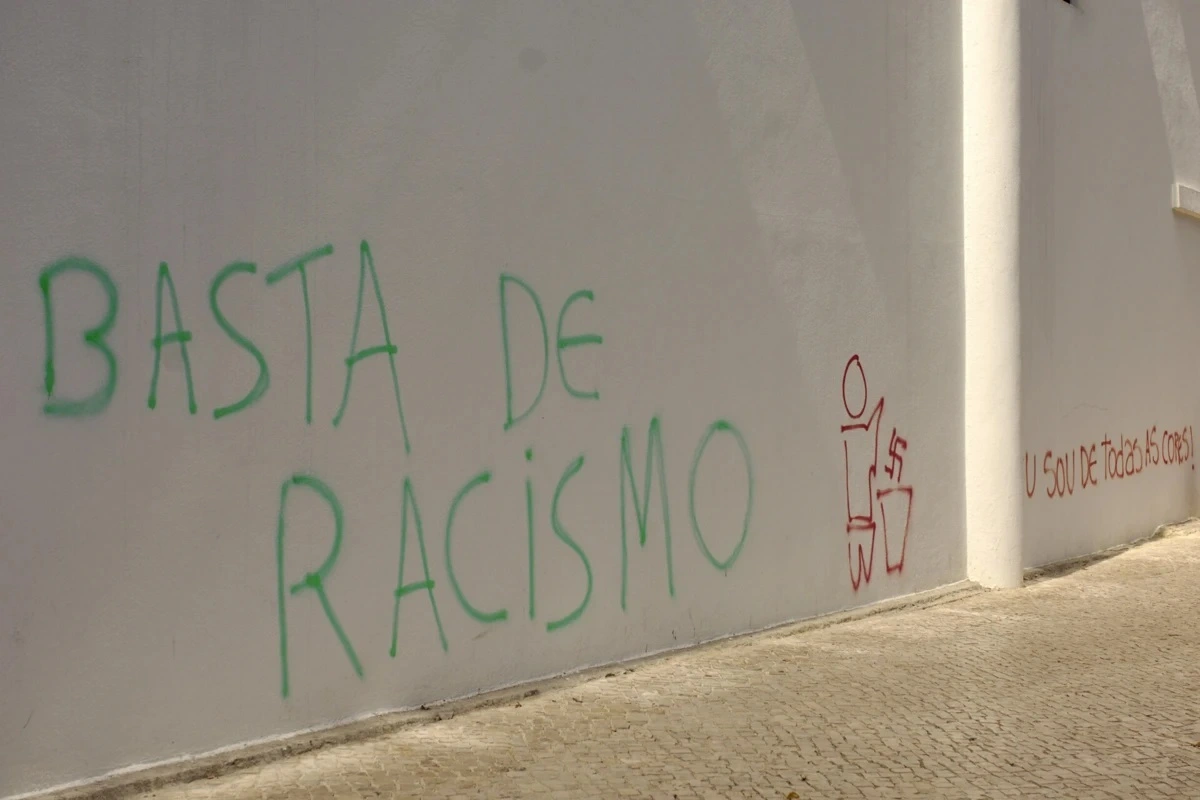 Imagem de contexto do artigo Racismo ainda não é crime em Portugal mas há uma petição que quer mudar isso