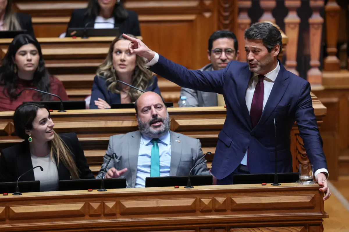 Imagem de contexto do artigo Semana TSF. Insultos agravam-se na Assembleia da República, estreia de "Vamos aos Factos" na TSF e outros destaques