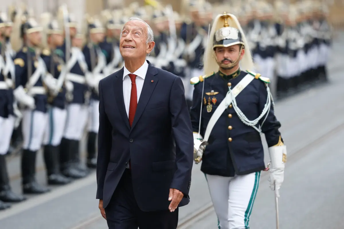 "A República e a democracia estão vivas mas têm de mudar e muito", reforçou Marcelo