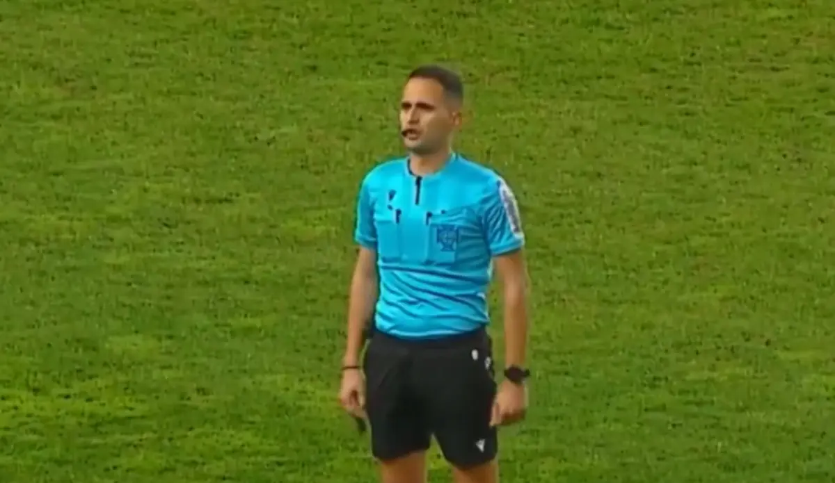 Imagem de contexto do artigo Árbitro anuncia decisão do VAR para todo o estádio pela primeira vez em Portugal. Veja o vídeo