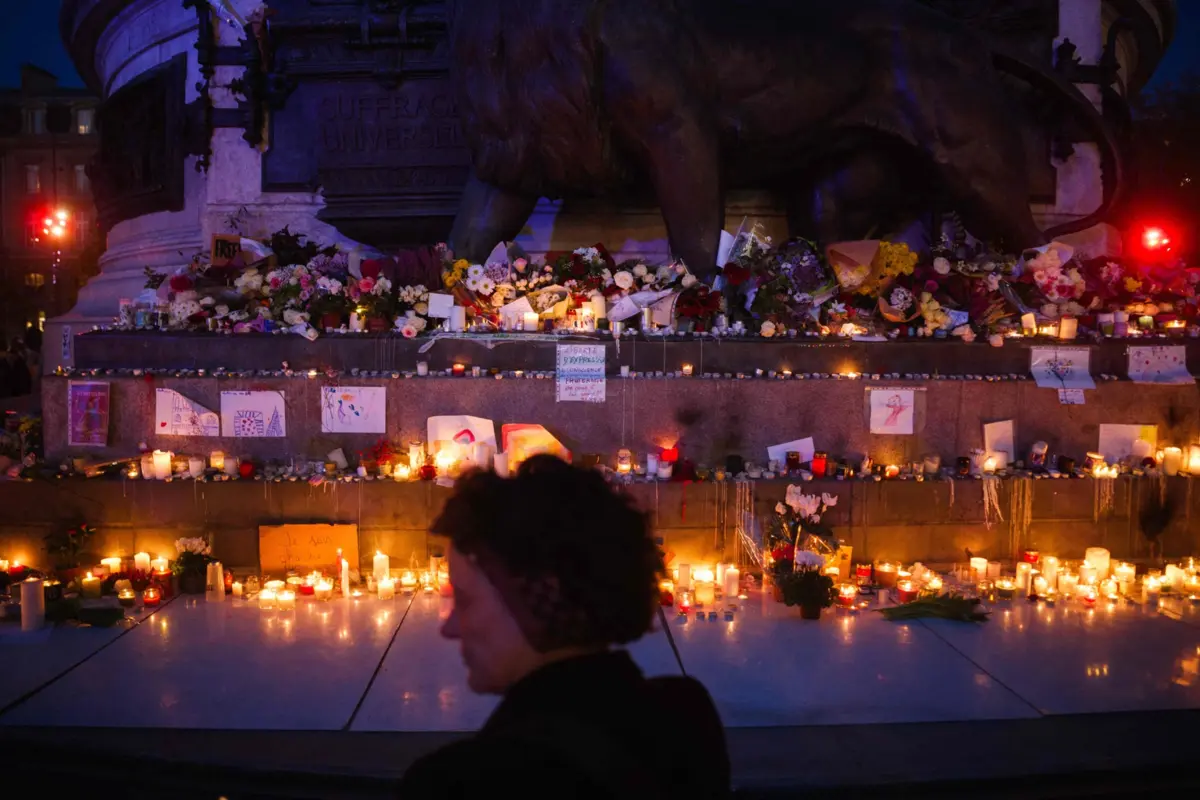 Imagem de contexto do artigo Dez anos após o atentado ao Bataclan, o som da memória persiste. "Todos os filmes de terror o fazem: não se vê o assassino, mas ouve-se"