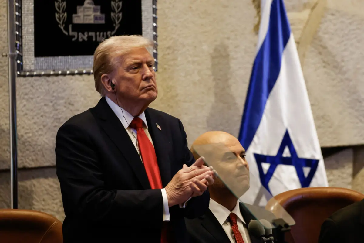 Imagem de contexto do artigo "Não é apenas o fim de uma guerra, é o fim de uma era de morte e sofrimento." Trump pede paz sustentada e perdão para Netanyahu