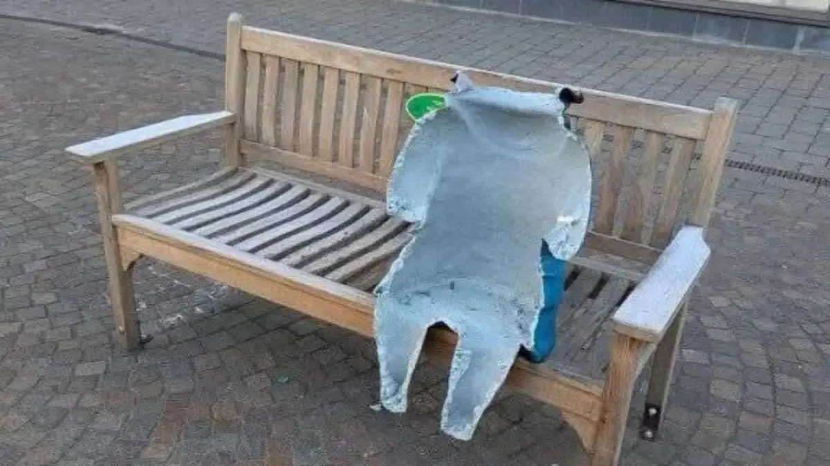 Estátua do urso Paddington vandalizada