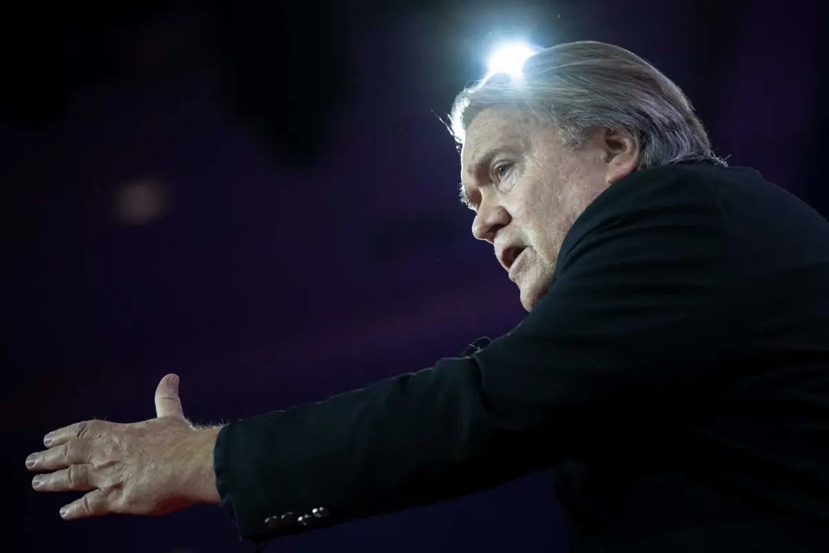 O regresso de Steve Bannon introduz uma nova variável numa corrida renhida que entra na reta final antes da eleição de 5 de novembro