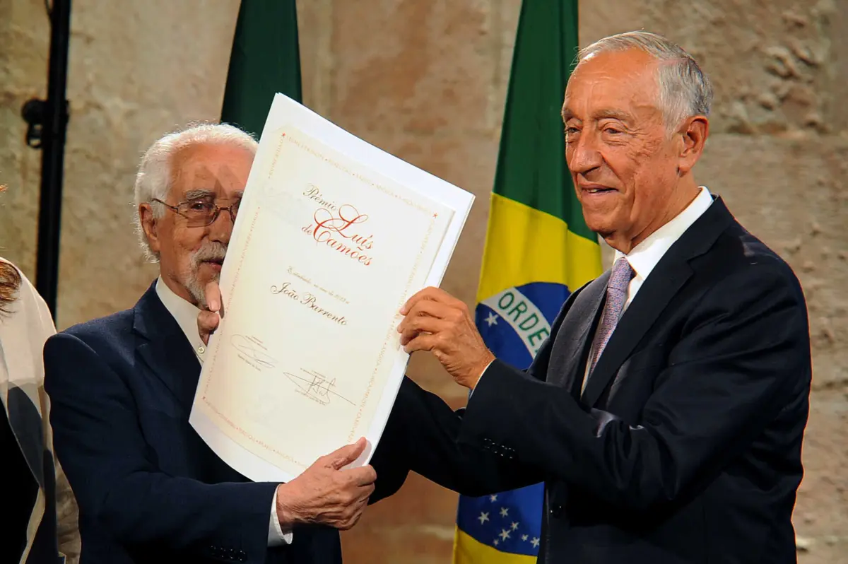A entrega do prémio a João Barrento