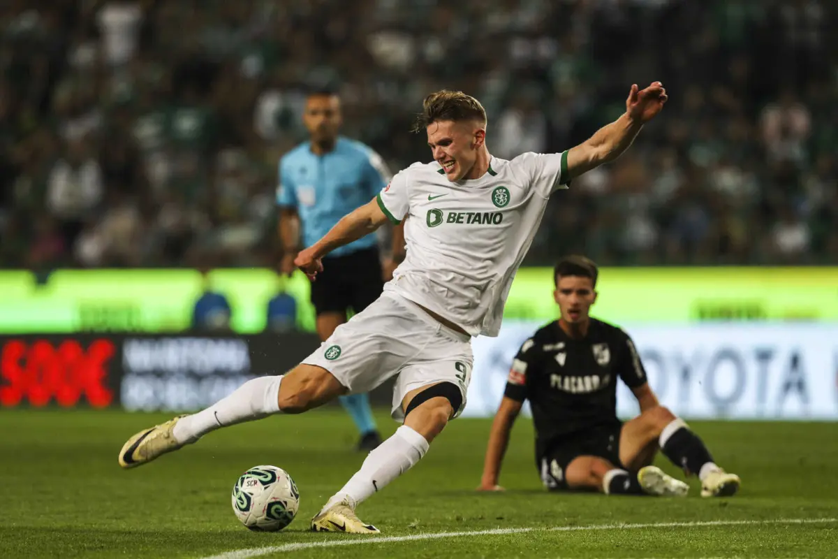 Remate de Viktor Gyokeres frente à equipa de Guimarães