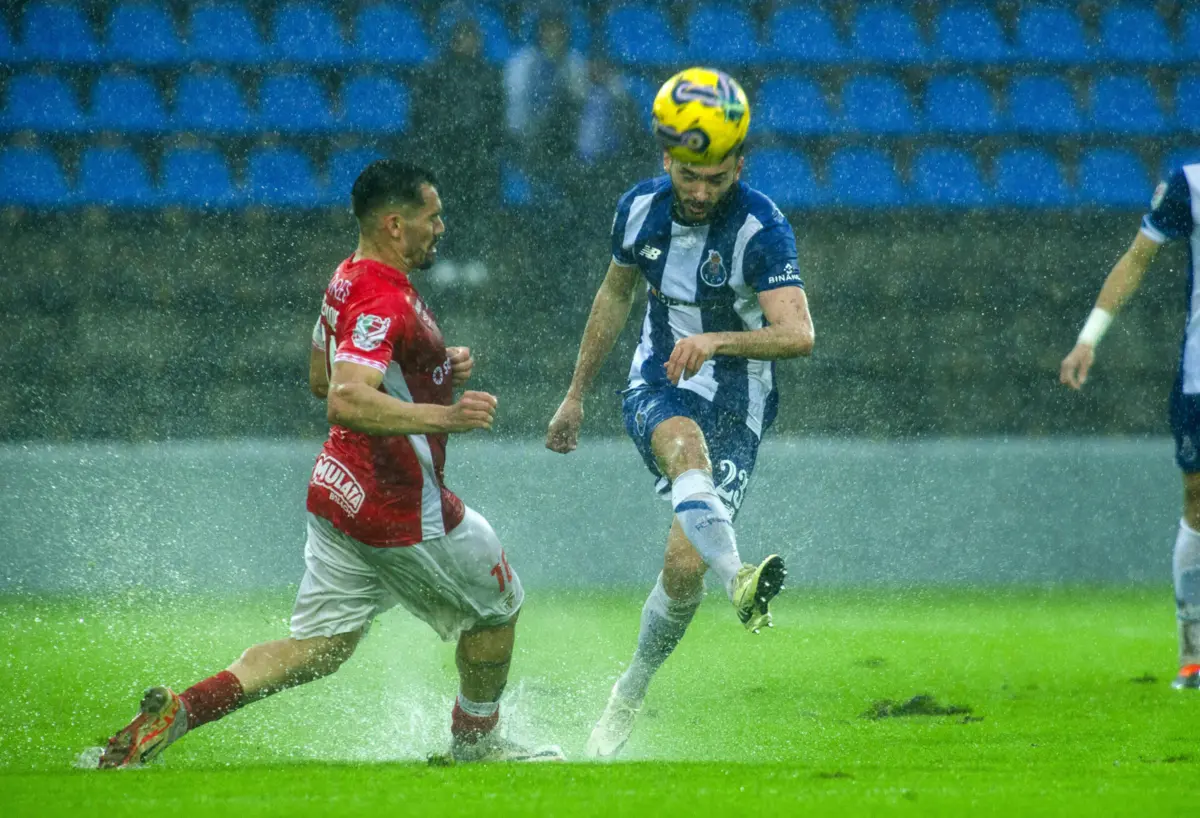 Imagem de contexto do artigo Santa Clara-FC Porto adiado por falta de condições do relvado. Jogo não será quinta-feira