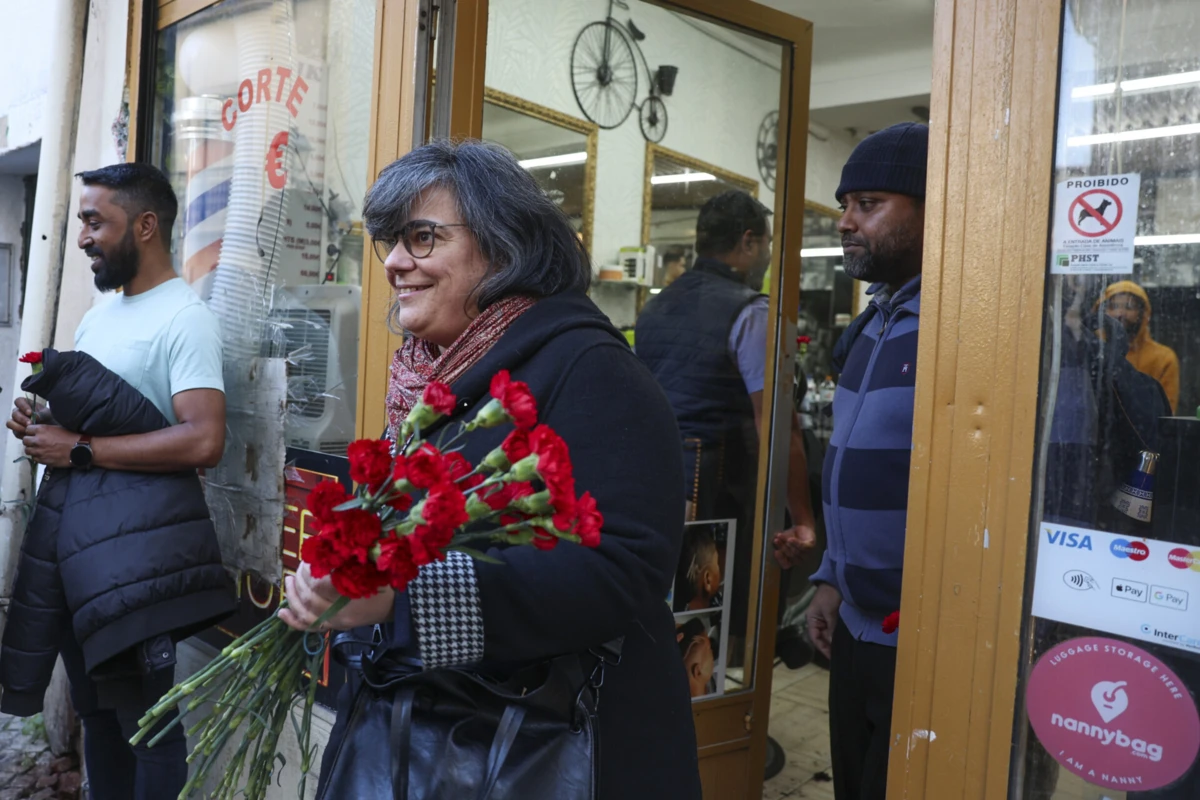 Imagem de contexto do artigo Cravos de várias cores em ação de solidariedade com imigrantes em Lisboa