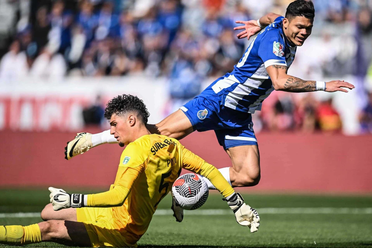 O futebolista internacional brasileiro Evanilson