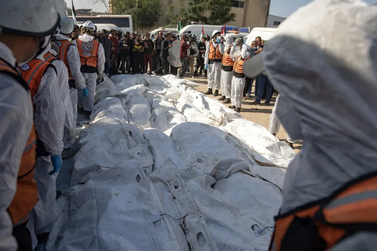 A polícia, as autoridades de Deir al-Balah e o Comité Internacional da Cruz Vermelha também participaram do cortejo fúnebre
