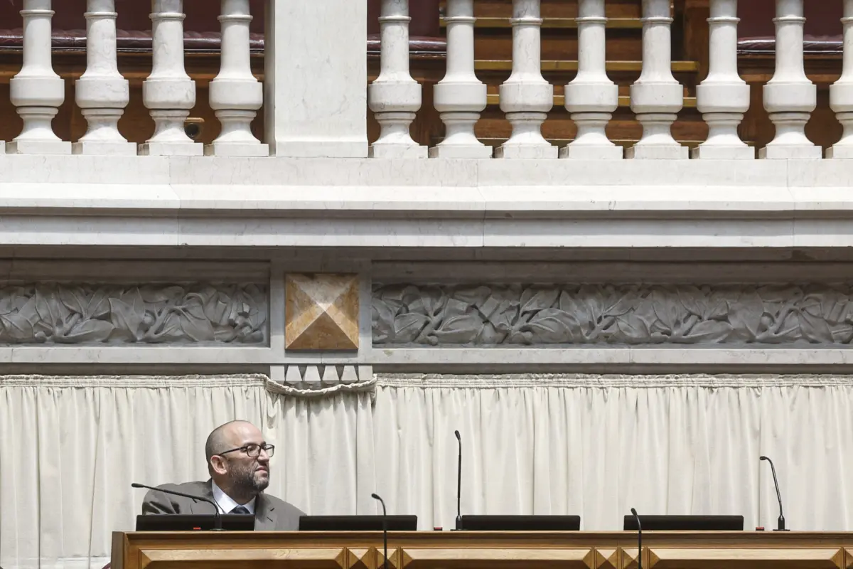 As buscas acontecem após ter sido revelada uma imagem do gabinete de Miguel Arruda, onde se viam várias malas