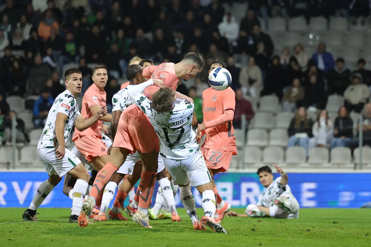 Imagem de contexto do artigo Como cantam os adeptos, Deniz Gül de cabeça finaliza. FC Porto vence Moreirense de reviravolta
