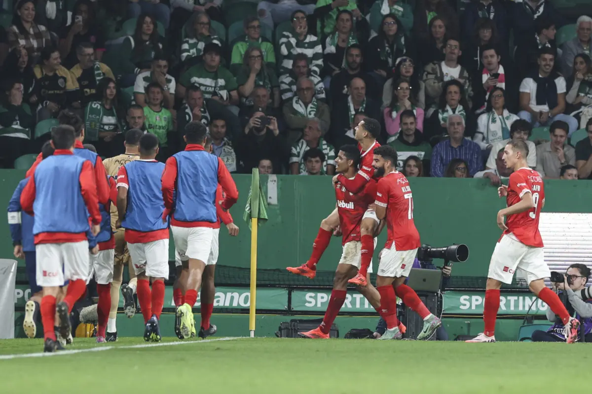 Imagem de contexto do artigo Bilhete açoriano enviado por Vinícius: Santa Clara impõe primeira derrota na Liga ao Sporting. Veja o golo