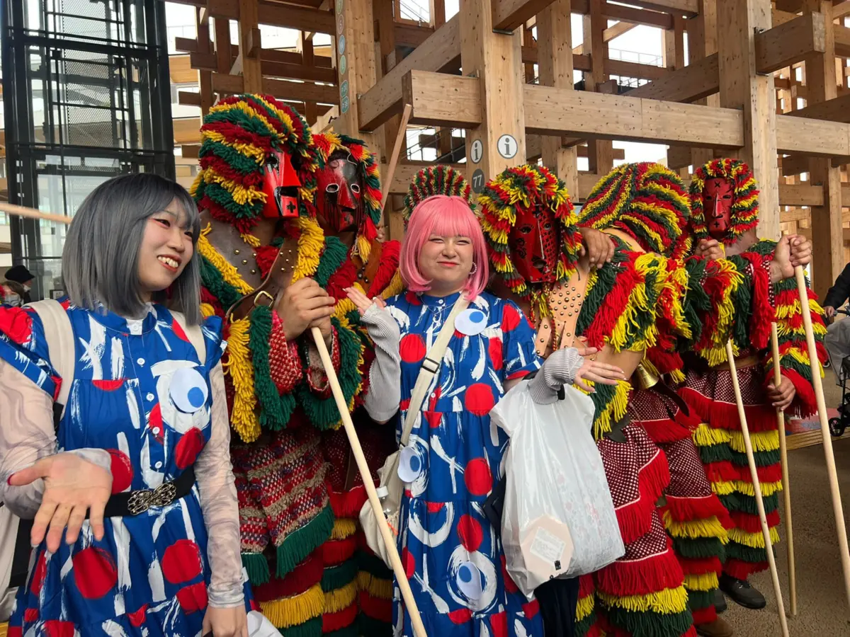 Imagem de contexto do artigo De máscara vermelha, traje, chocalho na cintura e cajado na mão: os Caretos de Podence foram até ao Japão