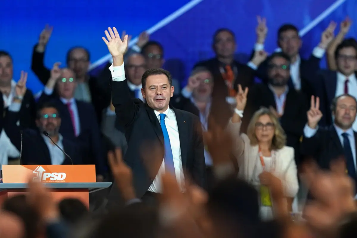 Imagem de contexto do artigo Mais polícia na rua, combate à imigração ilegal e fim da "ideologia" na disciplina de cidadania: as sete medidas de Montenegro para o futuro