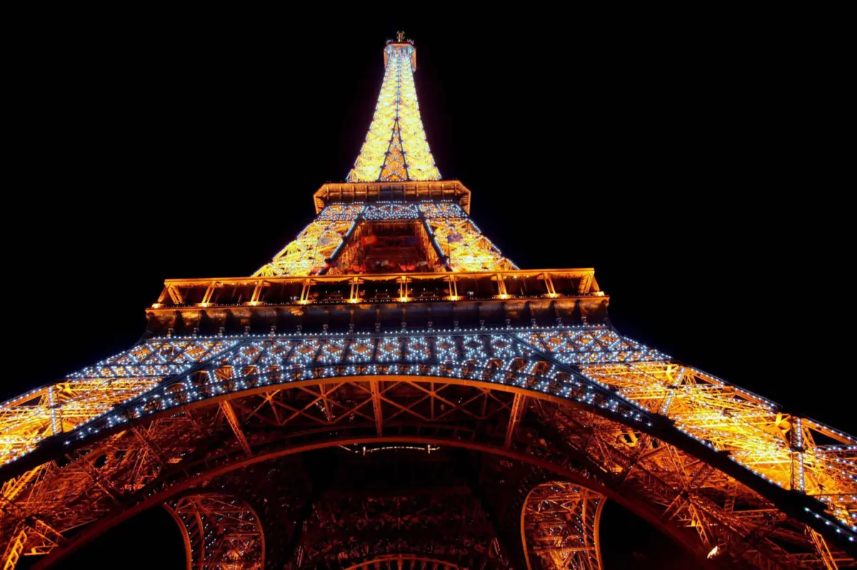 Imagem de contexto do artigo Polícia manda evacuar Torre Eiffel e detém escalador