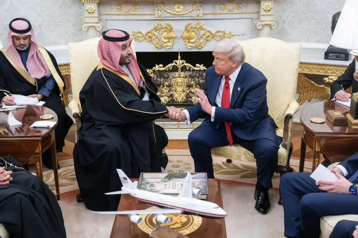 Imagem de contexto do artigo "Não o envergonhem." Trump segura príncipe saudita após pergunta sobre assassinato de Khashoggi