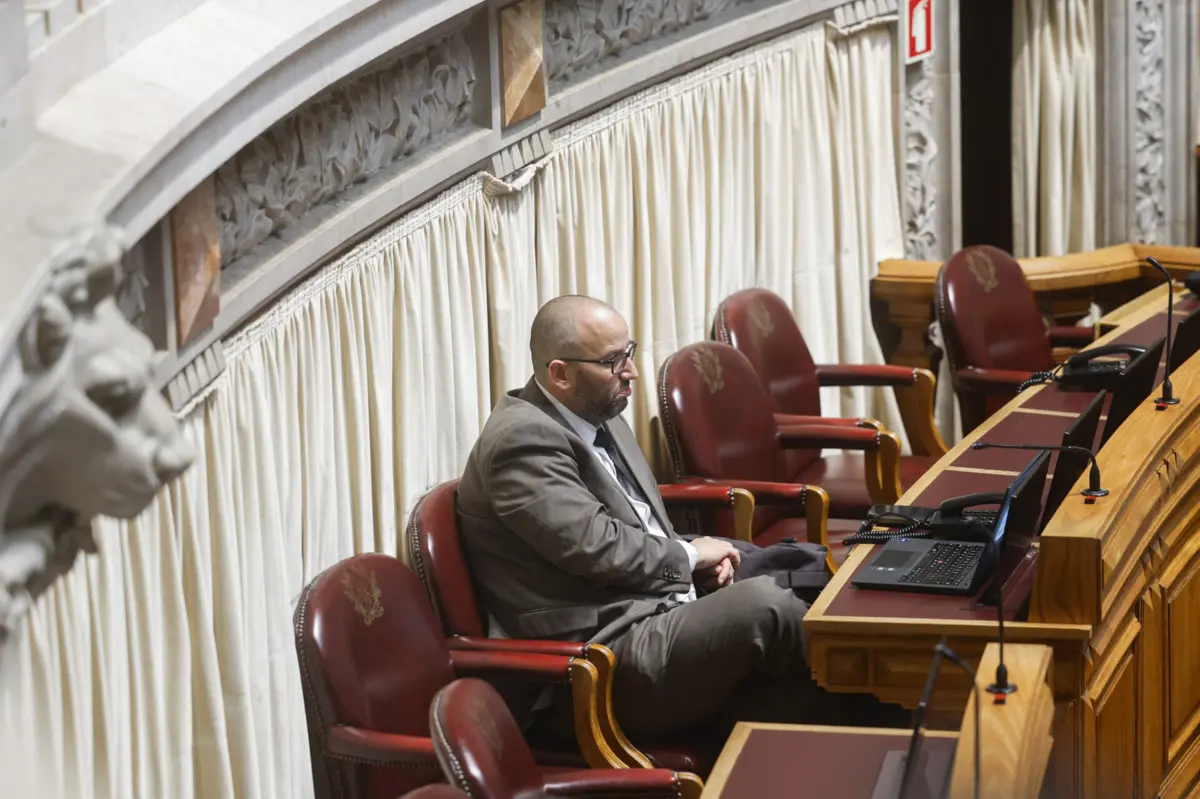 Imagem de contexto do artigo Parlamento confirma em plenário levantamento da imunidade de Miguel Arruda