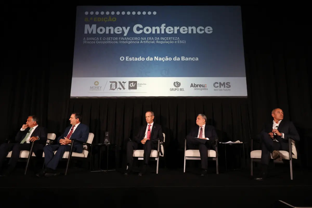 Imagem de contexto do artigo Cinco banqueiros pedem decisões plurianuais a novo Governo