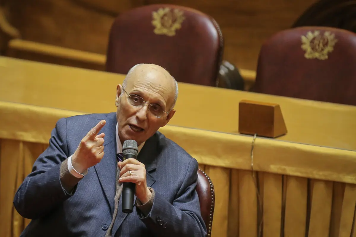 Imagem de contexto do artigo "Anfiteatro sempre repleto" e aulas que "tiravam as palas": José Peseiro conta como era Manuel Sérgio