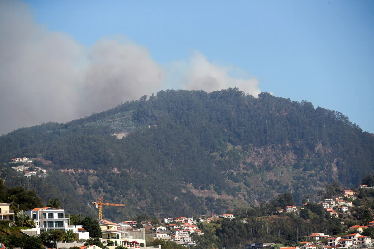 Imagem de contexto do artigo Chamas lavram há 12 dias. Fogo na Madeira "controlado e em fase de rescaldo", mas ainda não extinto