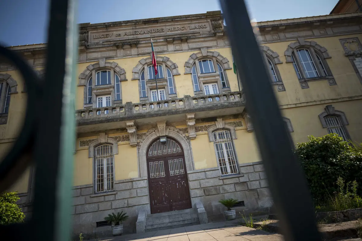 A Escola Secundária Alexandre Herculano, no Porto, está encerrada durante toda a manhã desta quarta-feira