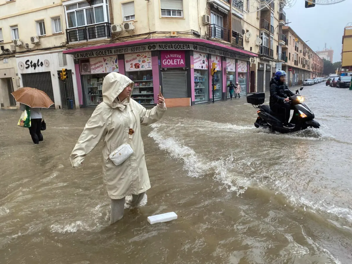 Imagem de contexto do artigo Estradas cortadas e hospital inundado. Chuvas torrenciais já provocaram mais de três mil desalojados em Málaga