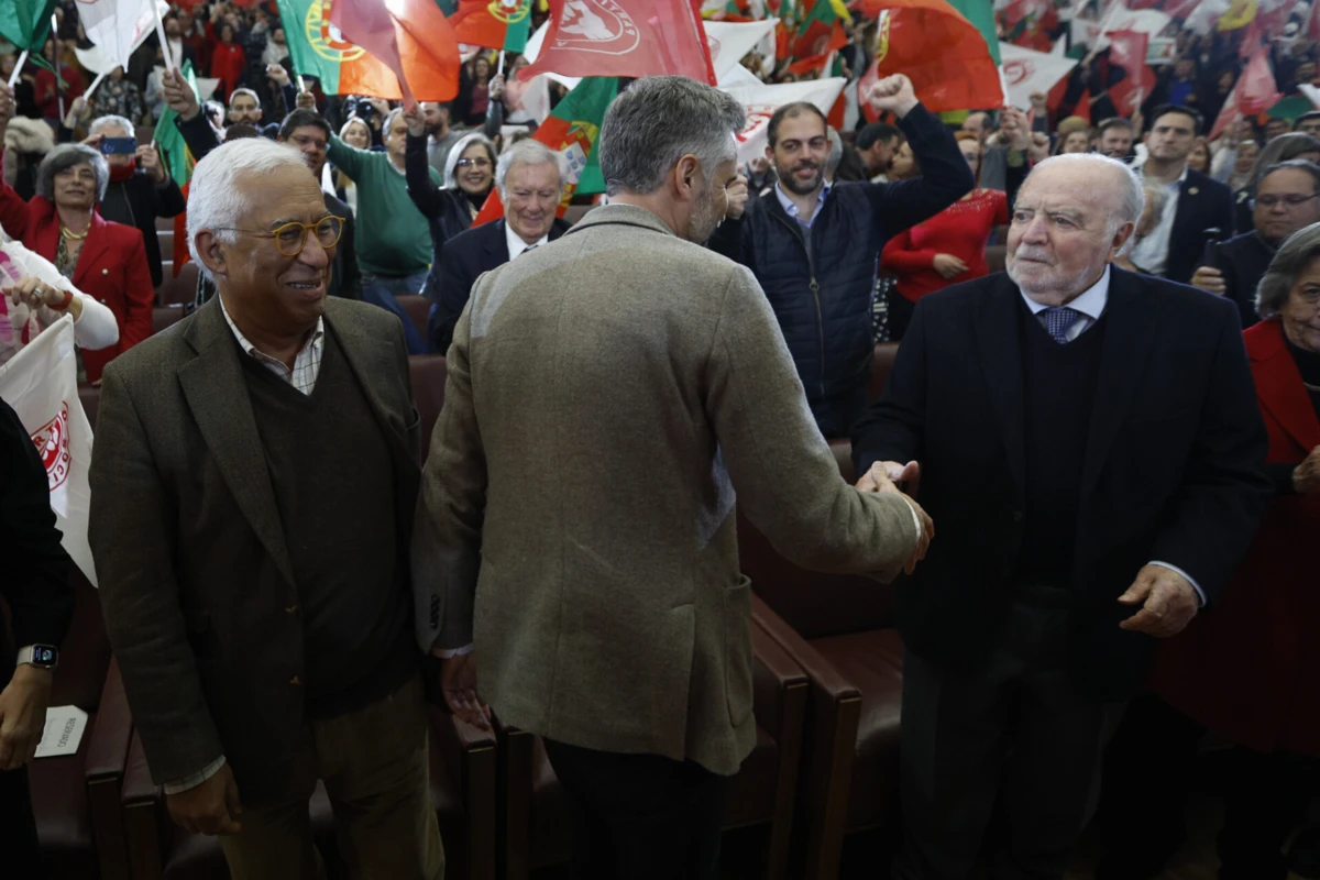 Manuel Alegre, à direita, com Pedro Nuno Santos e António Costa