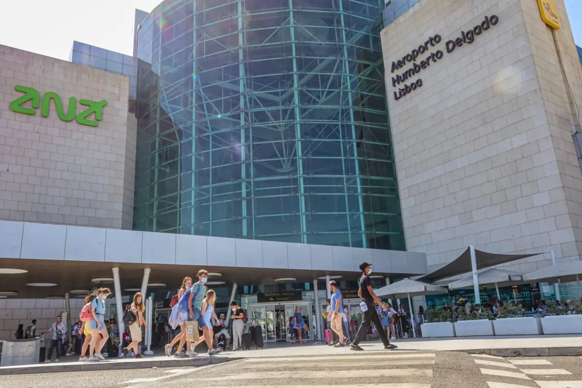 Imagem de contexto do artigo Aeroporto de Lisboa: PSP detetou mais de 400 infrações de TVDE ou taxistas falsos em 2024