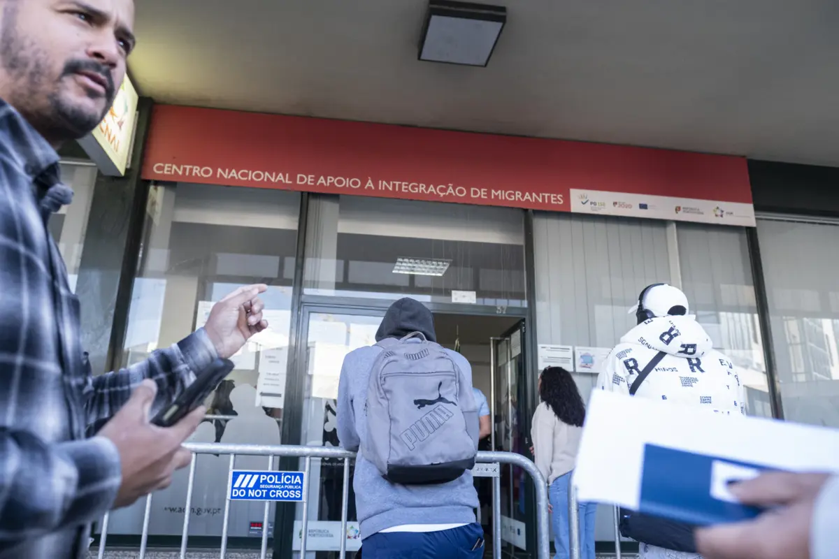 Imagem de contexto do artigo "Tiro no pé" com "caráter discricionário entre imigrantes". Esquerda unida contra promulgação da lei de estrangeiros