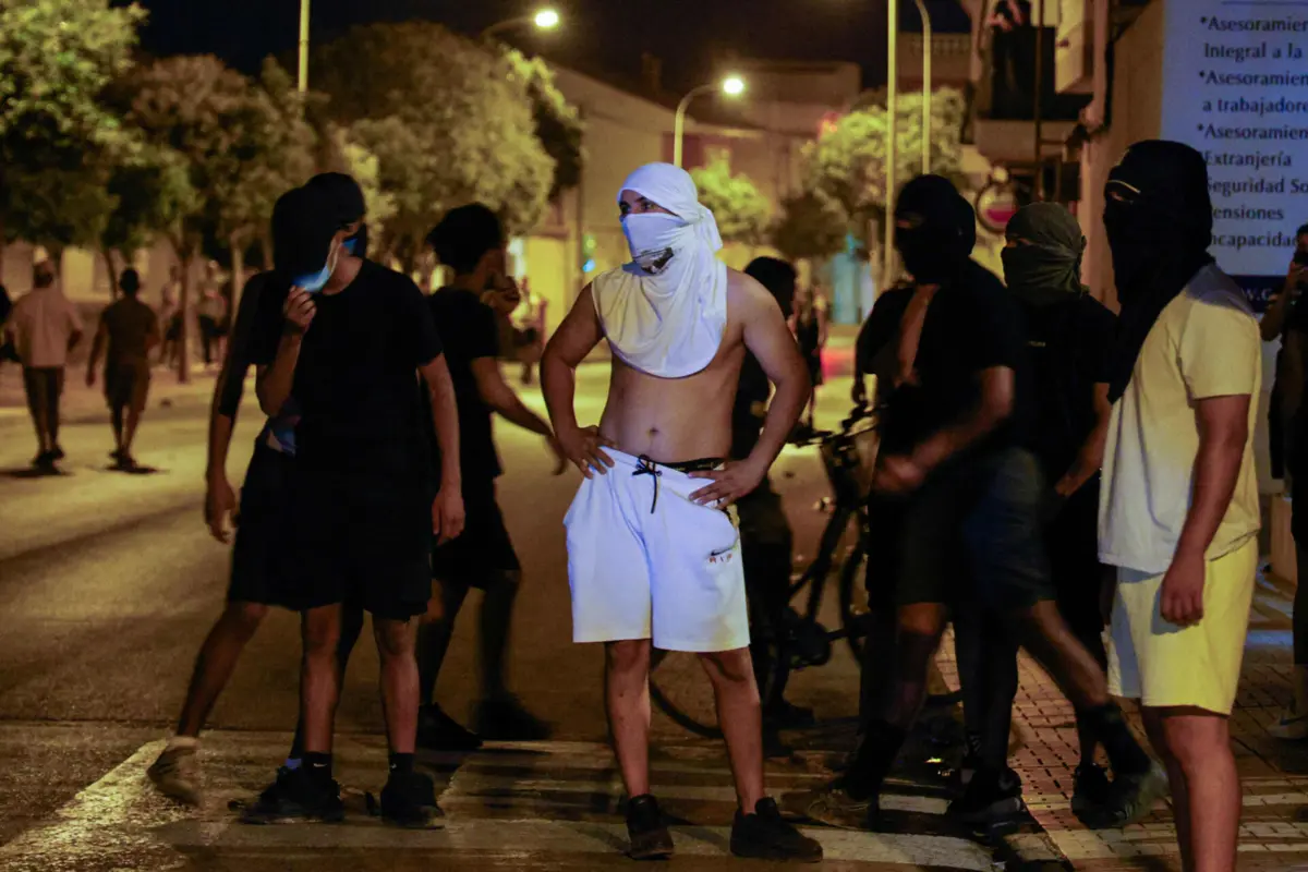 Encapuçados, armados com paus e barras de ferro, percorreram as ruas em massa para agredirem imigrantes de origem magrebino que vivem na região, muitos dos quais até já nasceram no país